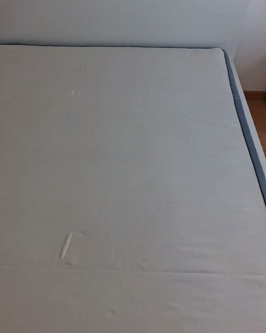 O mesmo colchão, branco e uniforme, depois da limpeza