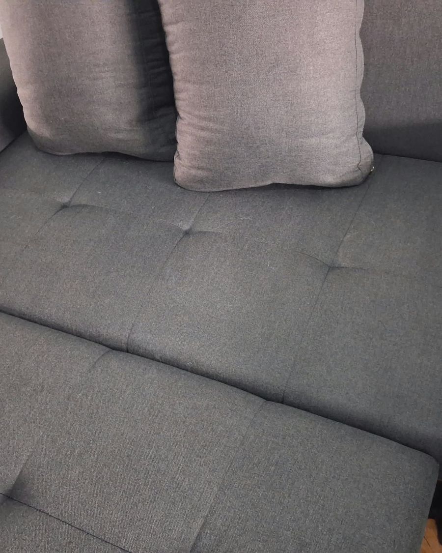 O mesmo sofá-cama limpo, com as almofadas no lugar