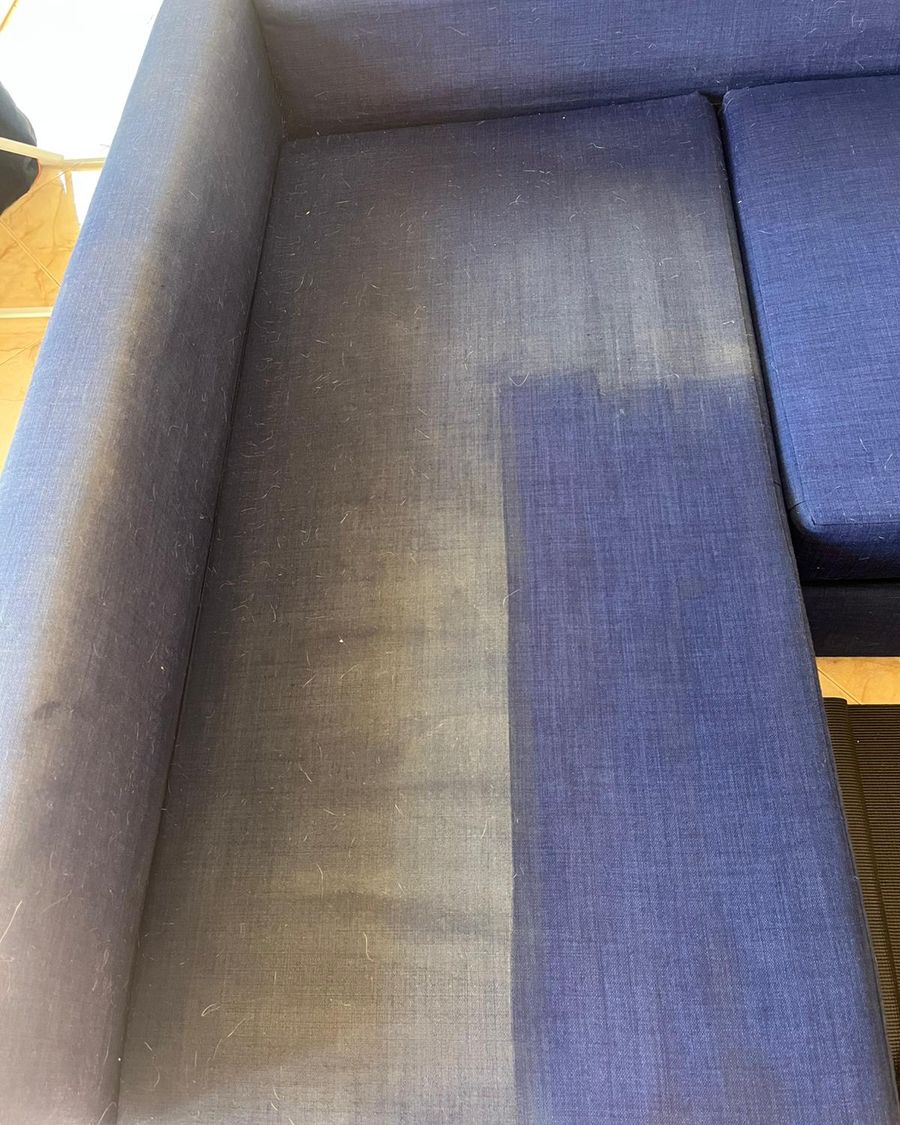 A meio da limpeza: a faixa azul é a cor verdadeira do sofá